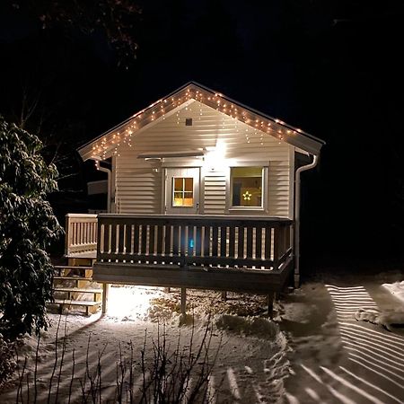 Stuga I Naturskoent Omrade Pa Vaestra Tjoern Saby ภายนอก รูปภาพ